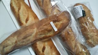 富士川町のパン屋さんのフランスパン４本の写真