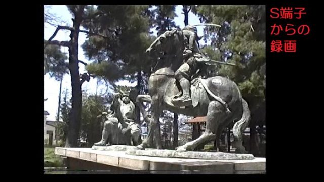 8mmビデオカメラで撮影した川中島古戦場八幡社にある武田信玄と上杉謙信の一騎打ちの石像を、S端子からキャプチャーした動画の静止画。