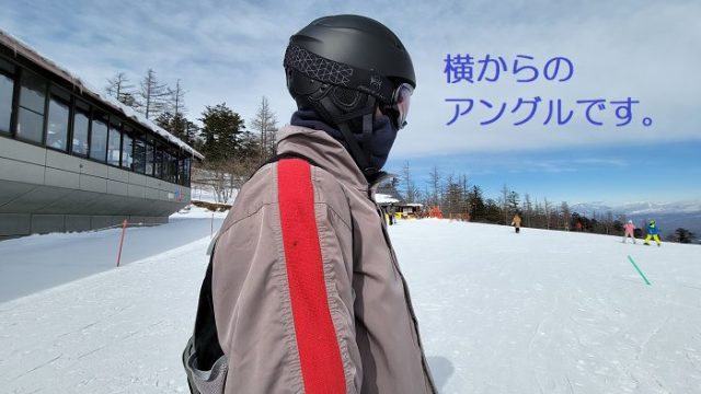 スキー場でヘルメットを着用した、横から撮影した写真。