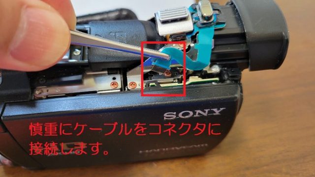 ソニー製ハンディカム：HDR-CX700Vのモニターに青色のケーブルを差し込んでいる写真。